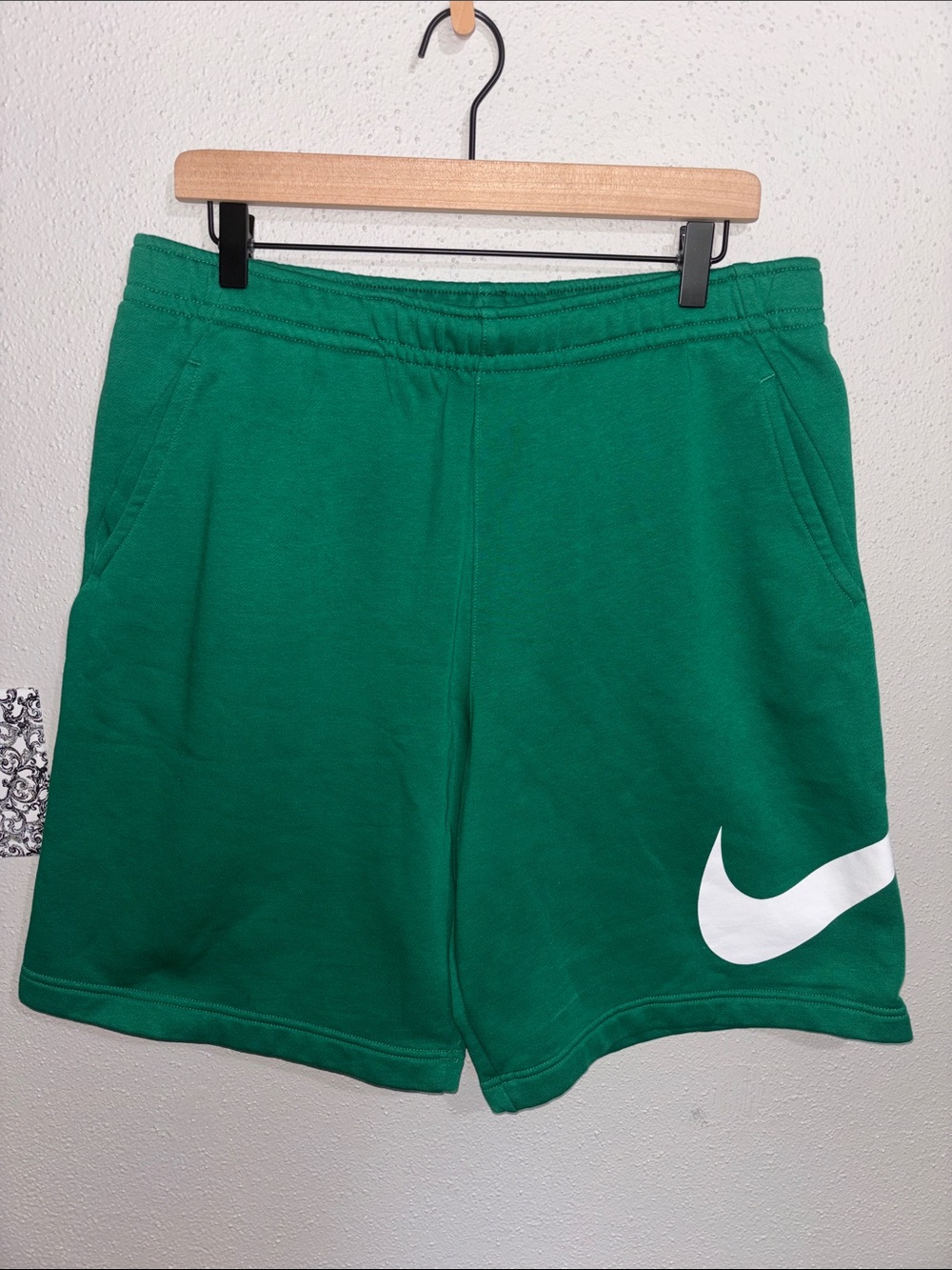 Men's Nike Club Fleece Swoosh Graphic Shorts (size Large)